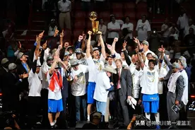 03年邓肯是单核夺冠吗？对比11年诺维斯基，答案清晰一目了然图片