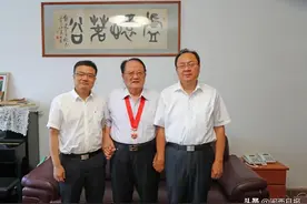 李建成为老党员代表颁发“光荣在党50年”纪念章图片