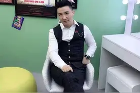 33岁杨树林曝近照，身体发福与美女热舞，老婆入狱两年至今未出图片