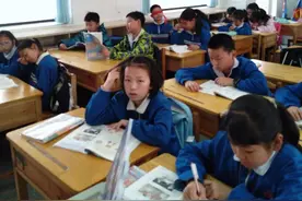 山沟里低情商孩子成了一名教师图片