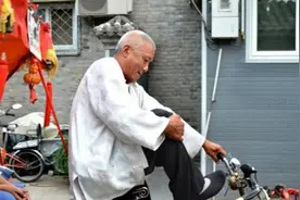 爱新觉罗的后裔，在京城蹬了38年三轮车，一小时150元不讲价图片