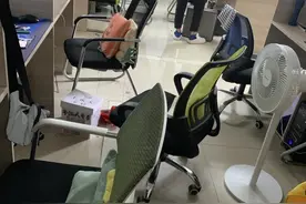 到单位去修电脑，当着老板的面谎报电脑故障，我吓得腿都软了图片