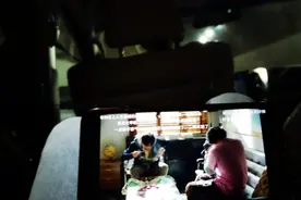 朱一龙看《重启》吃面显吃货精神，赵丽颖白宇蒋欣也是十足吃货啊图片
