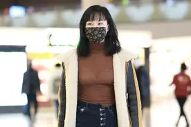 黄龄也太敢穿了，薄纱半透视衫配高腰裤，外套敞开尽显好身材图片