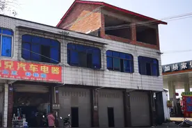 太惨！因共用楼梯被邻居堵塞“有家难回”，房主质疑楼梯产权为何只给对方？图片