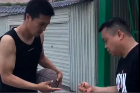 大妈占领篮球场！阿龙放炮驱赶图片