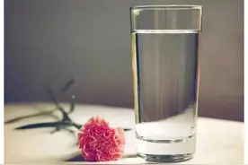 糖尿病人如何喝水，多喝水好？还是少喝水好？医生说根据病情而定图片