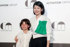 “丑模”吕燕带混血儿子亮相，穿衬衣配阔腿裤时尚大气，儿子好帅图片