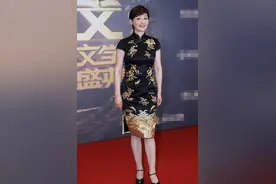 53岁徐帆身材发福，照样“穿紧身”秀曲线，旗袍显瘦和她学就对了图片