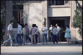 八十年代的同学秋游，别有一番风味。图片