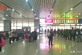 发生了啥？大庆东站一男子追着高铁拍打车窗图片