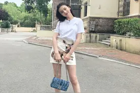宋祖儿脚踩黑色松糕鞋，长发披肩，歪头杀可爱又迷人图片