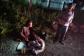 百色一新生男婴被遗弃在路边，警方正在全力查找其父母图片