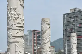 立地通天！揭阳楼广场九根文化列柱图片