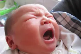 为何吃母乳的婴儿容易“夜醒”，奶粉喂养的娃睡得香？各有各的好图片