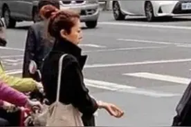45岁陈绮贞独自现身街头，脸颊凹陷神情落寞，曾与已婚男街头拥吻图片