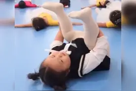 萌娃把舞蹈室当健身房练“基本功”火了，网友：这有练武的天赋呀图片