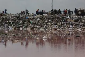 一群小伙每天焚烧垃圾9个小时，却只赚8美元，20多岁就身患癌症图片