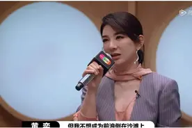 黄奕赵薇两代小燕子同框，却是一个在台上演，一个在台下评图片