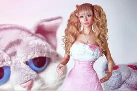 俄美女从小被“圈养”！父母把她当活娃娃，丰胸细腰拍性感照图片