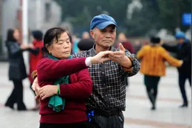 62岁大爷倾诉：跳交谊舞半年，我怕了，那些女舞伴都不是省油的灯图片