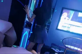 女同事半夜约我去酒吧玩，她已经醉的不醒人事了，怎么办？图片