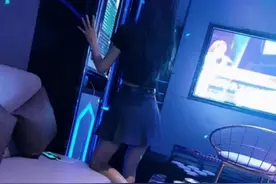 女同事半夜约我去酒吧玩，她已经醉的不醒人事了，怎么办？图片
