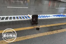 南昌：妖风肆虐！马路上多处护栏被掀翻图片