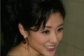 “央视一姐”周涛素颜近照曝光，49岁依旧端庄大气，气质迷人图片