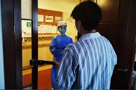 这个男孩太暖了！独自住院“遭遇”闭环管理，他弹起吉他温暖大家图片