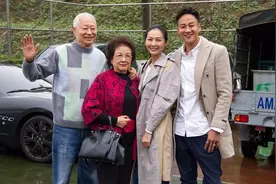 何润东带娇妻现身，小8岁妻子穿风衣好优雅，气质更不输女明星图片