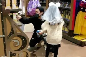 偶遇李承铉带女儿游迪士尼，Lucky戴头纱发箍，仙气十足似公主图片