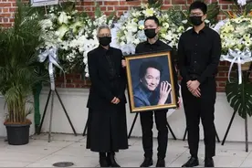 化轻烟别凡尘！廖启智安息礼结束遗体火化，遗孀携子坚强笑别亡夫图片