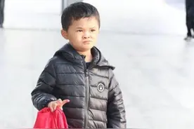 “小马云”范小勤身穿小棉袄现身机场，手提袋子拿玩具与粉丝合影图片