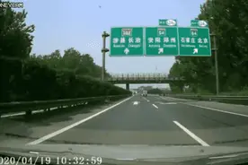 太惊险！7岁孩子在高速公路上“玩游戏”，小轿车躲避不及撞上了图片