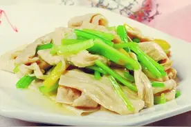 1碟小菜芹菜和腐竹，家常小炒的最佳搭配，吃到嘴里甜在心里图片