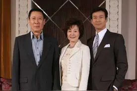 推荐一部冷门优质剧《荣归》：香港人像大陆人一样期盼回归吗？图片