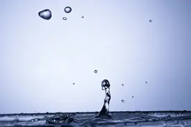 每日一问107：水滴为什么上面尖下面圆，而不是球形或者别的形状?图片