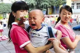爸爸姓“操”，给儿子取名父姓+母姓，老师火冒三丈：别来上学了图片