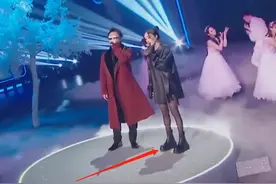 王牌6：杨幂现场唱歌，我却注意到她的造型，这靴子是认真的吗？图片