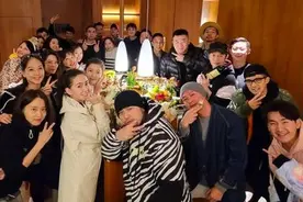 昆凌疑怀三胎！聚会合照小腹隆起，周杰伦为帮妻遮大肚桌子都P歪图片