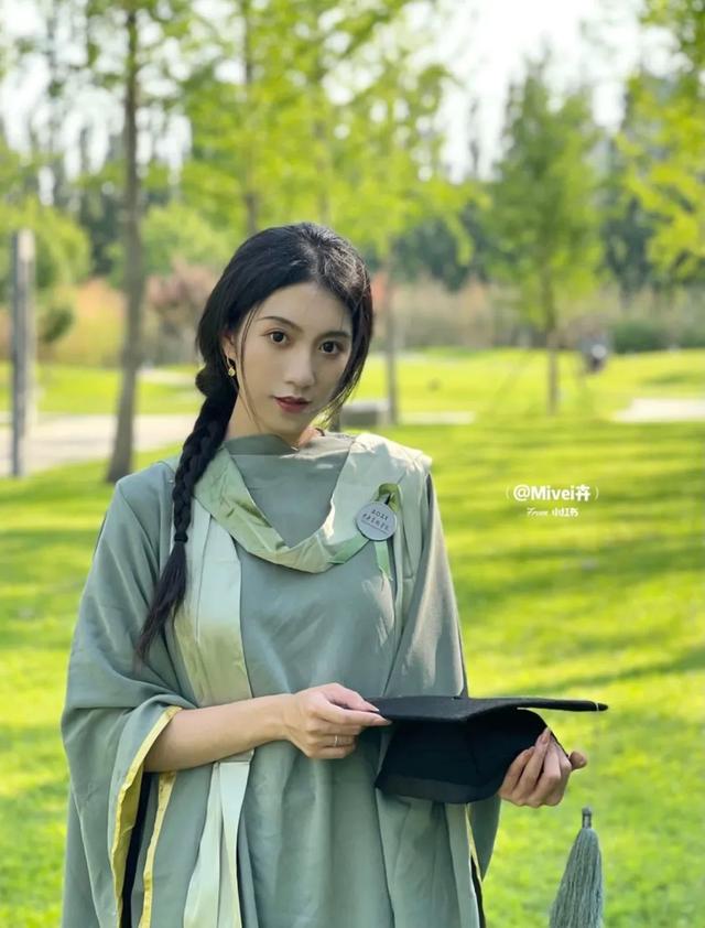 中央美院的学士服美上热搜！这是什么神仙毕业现场？