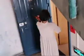 大妈楼道练提琴，邻居不堪其扰图片