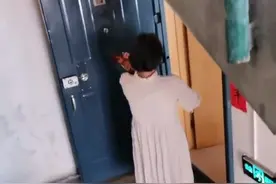 大妈楼道练提琴，邻居不堪其扰图片