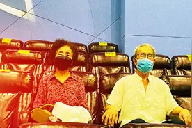 张译带父母观影疑似包场，发千字长文诉感恩，双亲骨瘦如柴仍慈祥图片