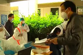 武汉对教师、医护人员等“五类人员”全面开展流调和核酸检测图片