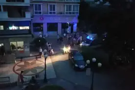 事发桂林某小区，碰到带电铁门，7岁男孩突然触电倒地图片