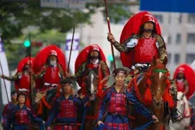 古代日本打仗时奇怪的防御护具：红色的“被子”图片