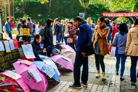 上海某公园大龄剩女的相亲“大会”：35岁，须男方要有房且未婚图片
