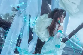 因一句口角，妹子网游里被三名男玩家围堵一个月！网友却说她活该图片